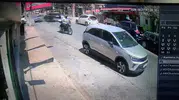 Motokurye kazada yaralanan sürücünün çocuğunu kucağından indirmedi
