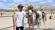 Kapadokya’nın gözlüklü atı Melek turistlerin ilgi odağı oldu