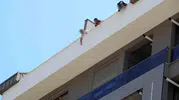 Antalya’da inşaat işçileri alacakları için çatıya çıktı