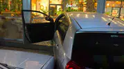 Park etmeye çalışan sürücü kafede oturan müşteriye çarptı