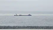 Karadeniz'de saldırıya uğrayan yük gemisi Zonguldak'a sığındı