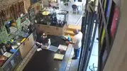 Masadan telefonu alıp çıktı, kamera her şeyi kaydetti