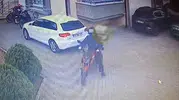 Sakarya’da kurye motosikletini elini kolunu sallayarak çaldı
