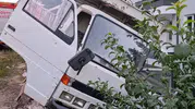 Freni boşalan kamyoneti durdurmak isterken duvarla korkuluk arasında sıkıştı