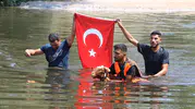 853 yıldır aynı aşk hikayesi Çobanlar koyunlarıyla Menderes'e atladı