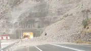 Erzurum'da aniden bastıran sağanak ulaşımı felç etti