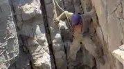 Yüksekova'da sigortalı buzağı için tehlikeli uçurum kurtarma operasyonu