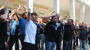 Adana Demirspor taraftarları belediye önünde destek için toplandı