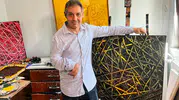 Bir eliyle sanat tarihine imza atıyor