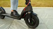 Paris'te elektrikli scooter kullananlar için yeni kask ve yelek dönemi