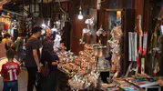 Kavurucu sıcağa rağmen Bakırcılar Çarşısı turist akınına uğruyor