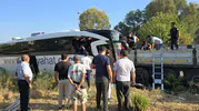 Milas yolunda can pazarı Tur otobüsü TIR’a çarptı