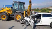 Arsuz'da kavşakta kepçe ile otomobil çarpıştı 2 yaralı
