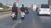 Kara yolunda seyir halindeyken ayağıyla önündeki motosikleti itmeye çalıştı