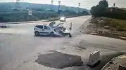 Kavşakta çarpıştılar, 2 kişi araçta sıkıştı