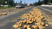 Nevşehir yoluna dökülen bir ton patates trafiği felç etti