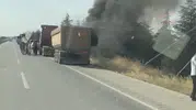 Tırın dorse lastiği yolda alev aldı, sürücü son anda önledi