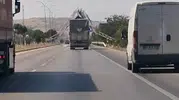 Kamyonun damperi açık kaldı, 6 metrelik tabelayı devirdi