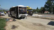 Antalya yolunda tırın çarptığı midibüs yan yattı