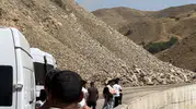 Yüksekova yolunda dev kaya parçaları trafiği durdurdu