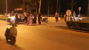 Motosikletli frene bastı, devrildi, otomobile çarptı