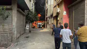 Adana'da çay molası veren ekiplerin aracı mahalleyi ateşe verdi