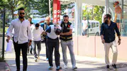 Perukla gelip 13 el ateş etti, silahı denize attı