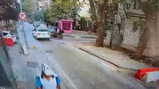 Motosiklet otomobile çarptı, iki yaralı kamerada