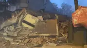 Bahçelievler’de boş bina büyük bir gürültüyle çöktü