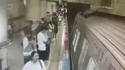 Metro beklerken raylara düşen görme engelli genç kurtarıldı
