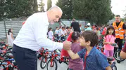 Canik’te camiye giden çocuklar ödüllerini alıyor