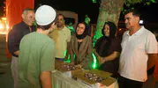 Kandil gecesi cami çıkışı tatlı sürpriz