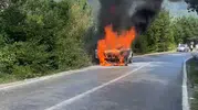 Bartın İnkumu yolunda seyir halindeki araç yanarak kül oldu