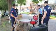 Aksu zabıtasından kaldırım işgali ve dilenci operasyonu