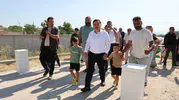 Vali Çiçek Elmalı Mahallesi sakinlerinin kapısını çaldı