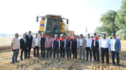 Vali tarlada Meslek lisesinin buğday hasadına katıldı