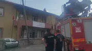 Çatıdaki tehlikeli mesai: İtfaiye ekipleri zamanla yarıştı