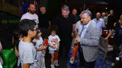 İlkadım Belediye Başkanı İhsan Kurnaz mahalle sakinlerini dinliyor