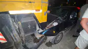 Direksiyon hakimiyetini kaybetti, park halindeki vince arkadan çarptı
