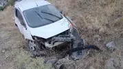 Sason’da direksiyon hakimiyeti kaybolan araç takla atarak devrildi