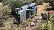 Tarsus yolunda pikap şarampole uçtu