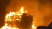 Kuzey Marmara Otoyolu üzerinde saman taşıyan TIR yola saçılan alevlerle kaplandı