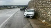 Amasya'da yağışlı havada dehşet anları: Kontrolden çıkan otomobil duvara çarptı