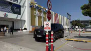Sakarya’daki AVM’de lüks araç ambulans yolunu kapattı