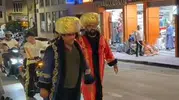 Gerze sokaklarında Osmanlı rüzgarı Padişah kıyafetli iki kişi mehter marşıyla yürüdü