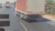 Eskişehir yolundaki ot yangını ormana ulaşmadan durduruldu