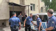 Erzurum’da korku dolu anlar İki çocuğuyla balkona çıktı