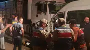 Servis minibüsü ile tır çarpıştı: 1 ölü, 14 yaralı