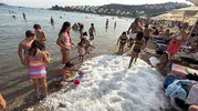 Bodrum sahilinde 2 ton buzla serinleme keyfi