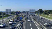 Zeytinburnu Kennedy Caddesi'nde yanan panelvan trafiği kilitledi